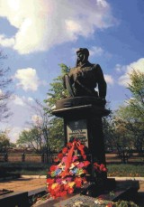Памятник В.С. Шаландину в п.Яковлево